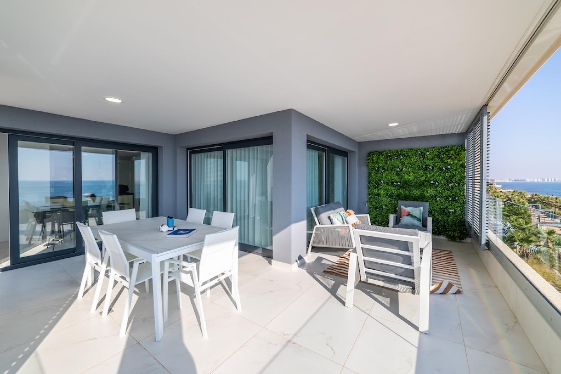 Appartements à vendre en première ligne de mer et de plage à Punta Prima in Medvilla Spanje