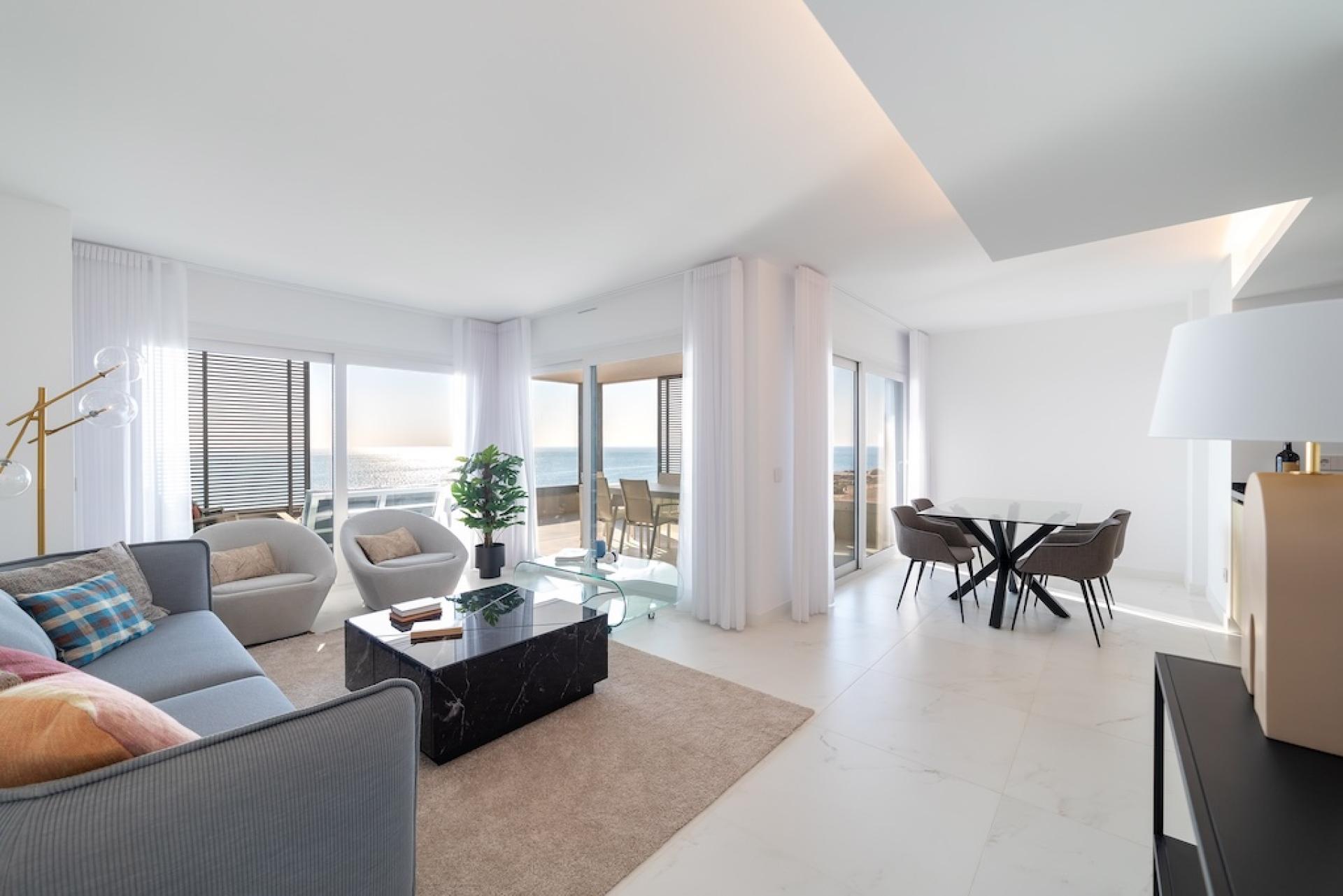 Appartements à vendre en première ligne de mer et de plage à Punta Prima in Medvilla Spanje