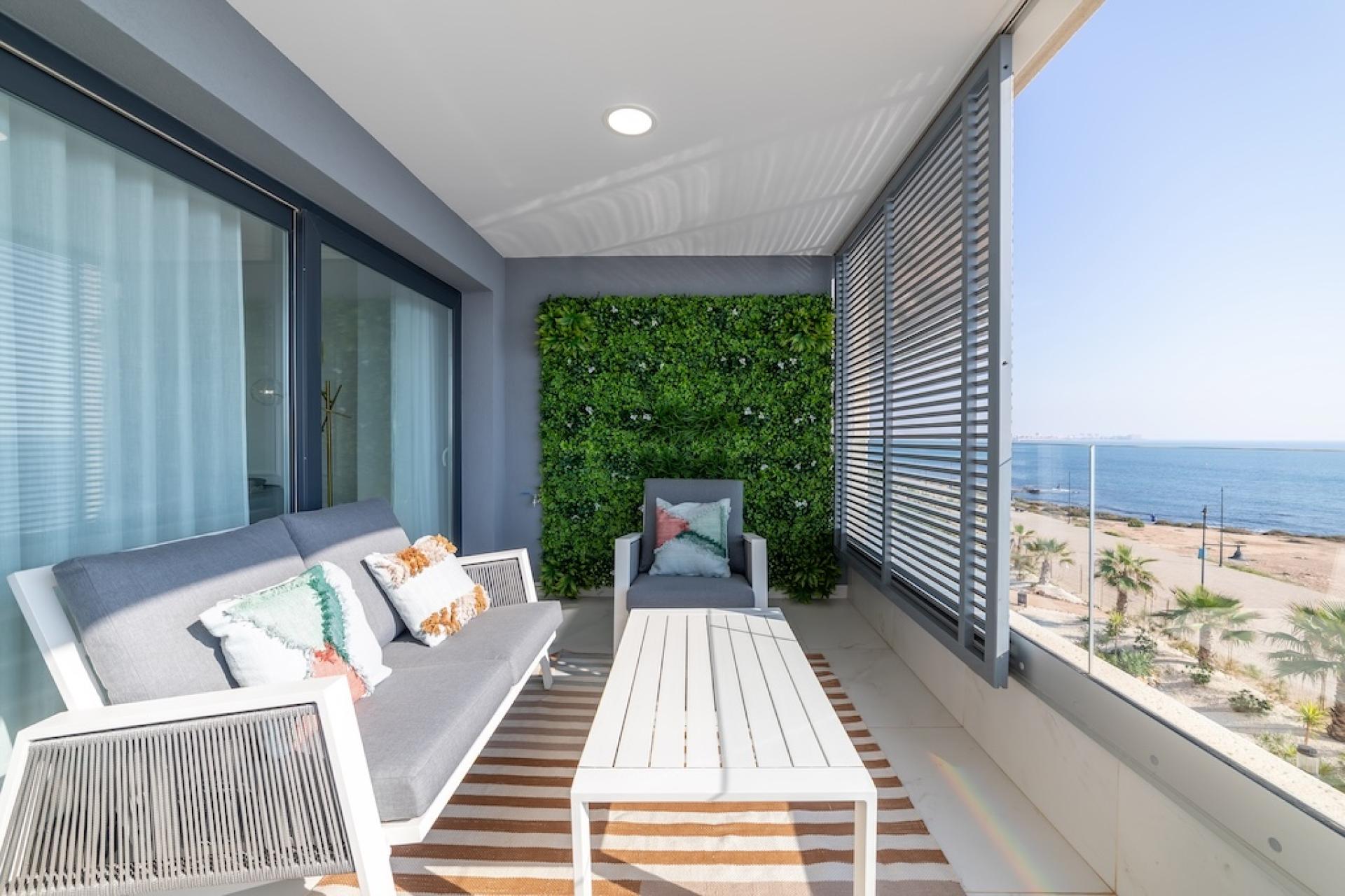 Appartements à vendre en première ligne de mer et de plage à Punta Prima in Medvilla Spanje