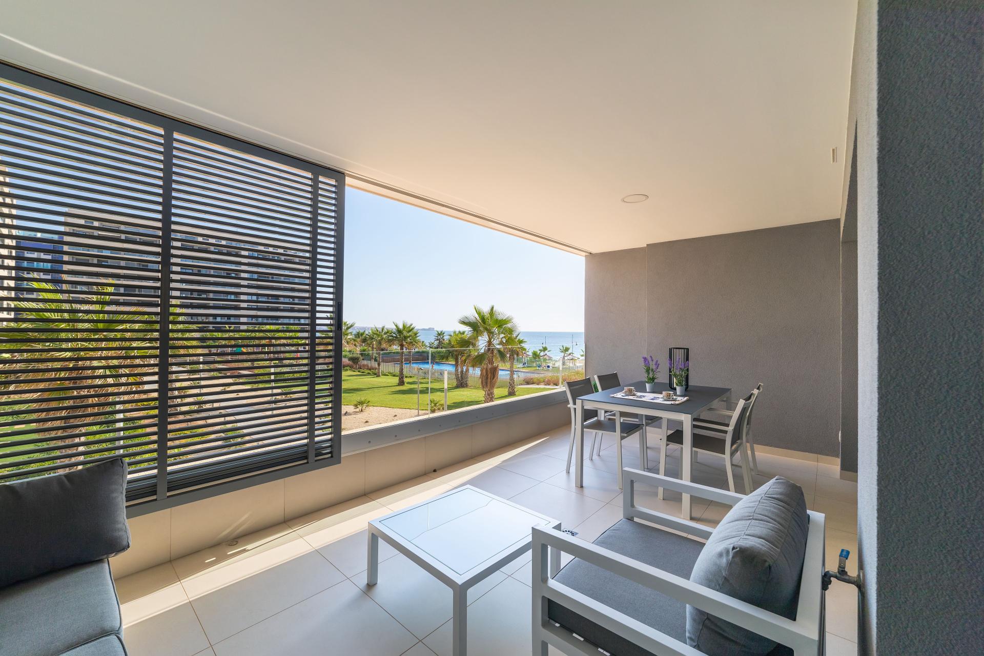 Appartements à vendre en première ligne de mer et de plage à Punta Prima in Medvilla Spanje