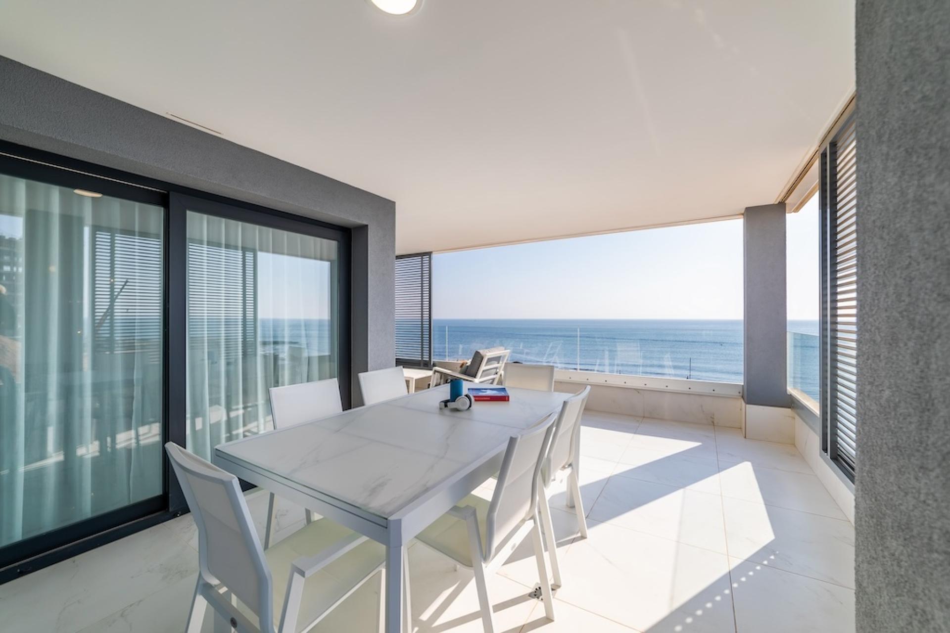 Appartements à vendre en première ligne de mer et de plage à Punta Prima in Medvilla Spanje