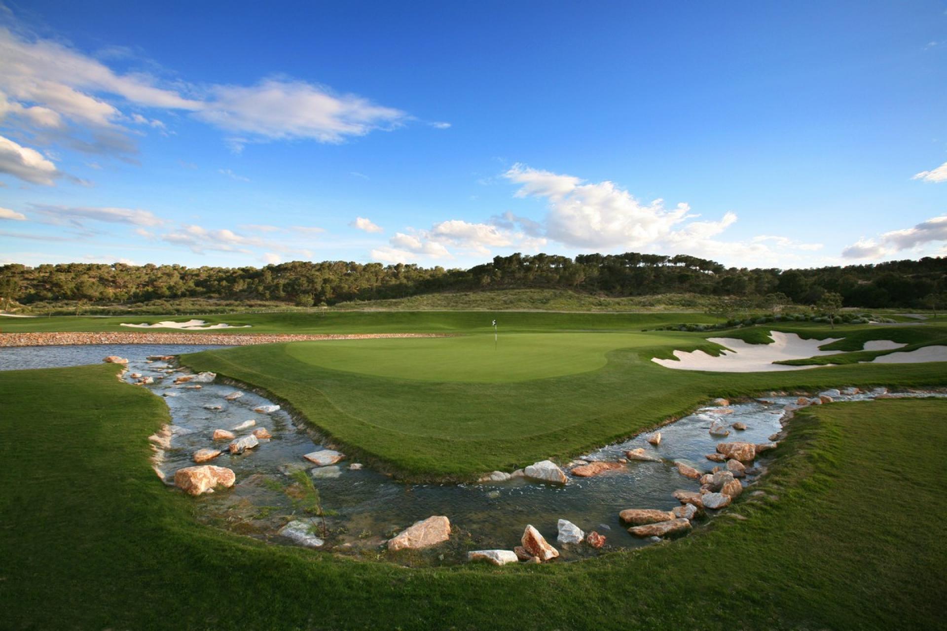 Villa dans un emplacement privilégié à Las Colinas Golf & Country Club in Medvilla Spanje