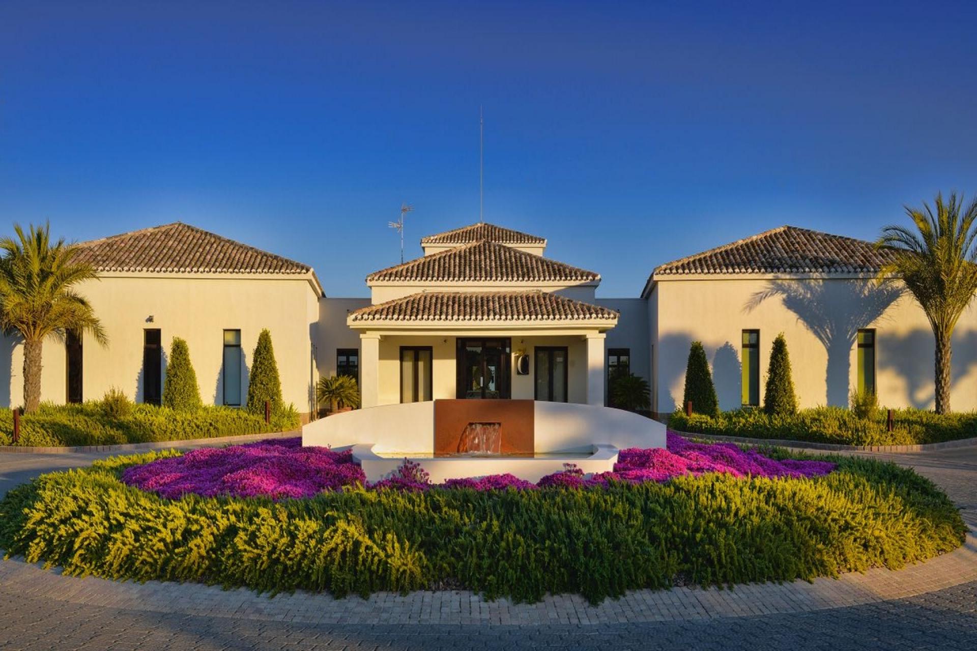 Nouvelle villa moderne et contemporaine au Las Colinas Golf & Country Club in Medvilla Spanje