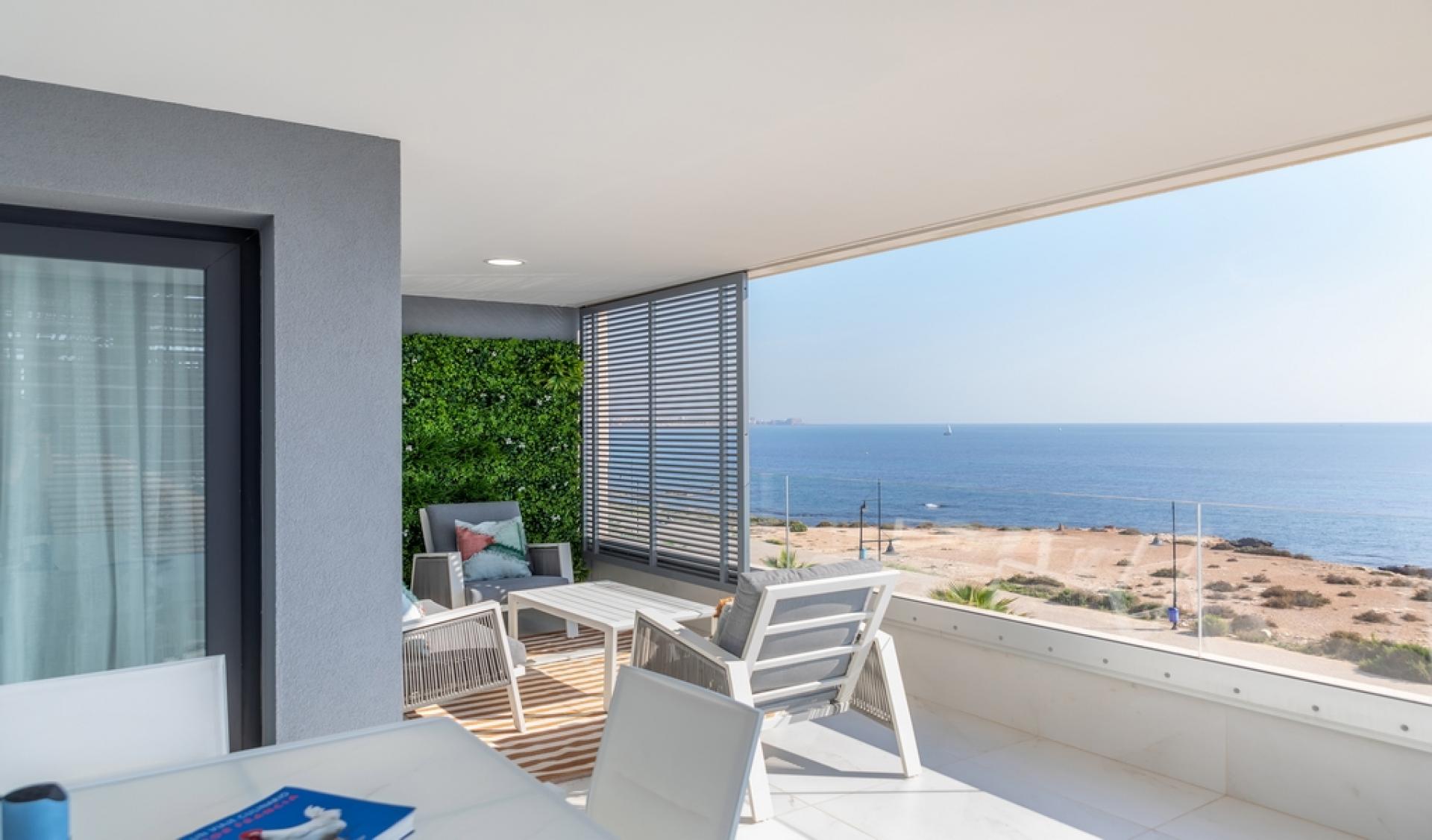 Appartements à vendre en première ligne de mer et de plage à Punta Prima in Medvilla Spanje